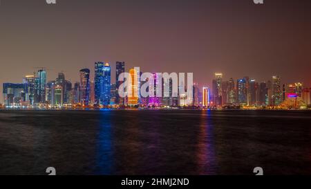 Doha, katar - Dezember 14,2021 : Blick auf doha corniche während der Nacht zusammen mit fanar Gebäude. Stockfoto