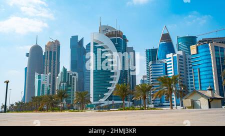 Schöne stadt doha mit vielen Wahrzeichen Türme, Blick von der corniche-Bereich. Stockfoto