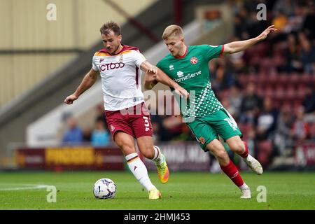 Aktenfoto vom 04-09-2021 von Bradford City's Liam Ridehalgh (links) und Walsall's Kieran Phillips. Liam Ridehalgh ist für Bradfords Kampf gegen Exeter im utilita Energy Stadium zweifelhaft. Ausgabedatum: Donnerstag, 10. Februar 2022. Stockfoto