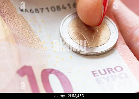 Berlin, Deutschland. 10th. Februar 2022. Eine Person hat 12 Euro in der Hand. Der gesetzliche Mindestlohn in Deutschland soll am 1. Oktober 2022 auf zwölf Euro steigen. Quelle: Fernando Gutierrez-Juarez/dpa-Zentralbild/dpa/Alamy Live News Stockfoto