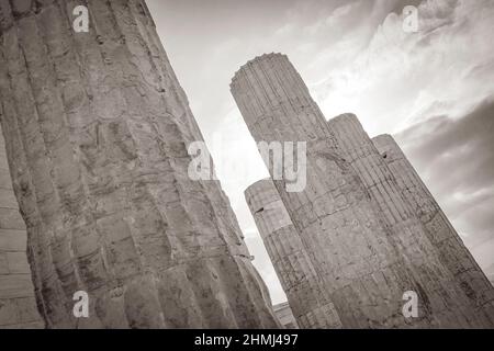 Schwarz-Weiß-Bild der Details Figuren Skulpturen Säulen der Akropolis von Athen mit erstaunlichen und schönen Ruinen Parthenon und blaue Wolke Stockfoto