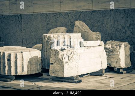 Schwarz-Weiß-Bild der Details Figuren Skulpturen Säulen der Akropolis von Athen mit erstaunlichen und schönen Ruinen Parthenon und blaue Wolke Stockfoto