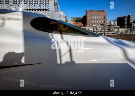 Die Silhouette des Fotografen auf einem Hochgeschwindigkeitszug am Bahnhof in Kyoto, Japan. Stockfoto