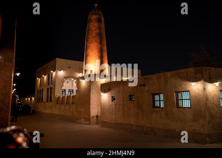 Wakrah, Katar - Dezember 12,2021 : Alte Moschee in Wakrah Souq. Nachtaufnahme Stockfoto