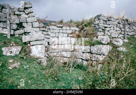 Bremenium - ein altes römisches Fort (Castrum) in Rochester, Northumberland, England. Die Festung war eine der Verteidigungsstrukturen entlang der Dere Street, einer römischen Straße, die von York nach Corbridge und weiter nach Melrose führt. Interner Revolver. Archivscan von einem Dia. Oktober 1974. Stockfoto