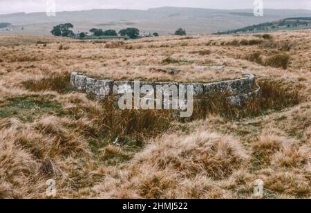 Römisches Rundmausoleum in Bremenium - ein altes römisches Fort (Castrum) in Rochester, Northumberland, England. Die Festung war eine der Verteidigungsstrukturen entlang der Dere Street, einer römischen Straße, die von York nach Corbridge und weiter nach Melrose führt. Archivscan von einem Dia. Februar 1975 Stockfoto