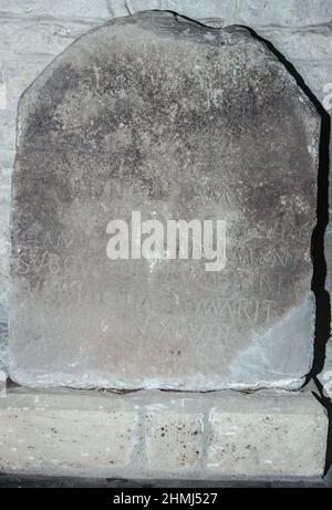 ‘Elsdon Stone’ - Grabmal eines römischen Offiziers aus dem Bremenium Fort, gelegen in der Elsdon Kirche, in der Nähe von Bremenium - einem alten römischen Fort (Castrum) in Rochester, Northumberland, England. Die Festung war eine der Verteidigungsstrukturen entlang der Dere Street, einer römischen Straße, die von York nach Corbridge und weiter nach Melrose führt. Archivscan von einem Dia. Februar 1975 Stockfoto