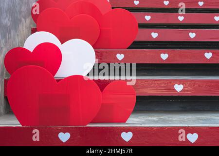 Schöne rote und weiße Herzform aus gewellten Plastikfolien schmücken auf der Treppe anlässlich des Valentinstag-Festivals von lov Stockfoto