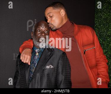 9. Februar 2022, Santa Monica, Kalifornien, USA: Joseph Marcell, Und will Smith nimmt an der Premiere der neuen Serie „Bel-AIR“ von Pfau und der Drive-Thru-Vorführung Teil. (Bild: © Billy Bennight/ZUMA Press Wire) Stockfoto