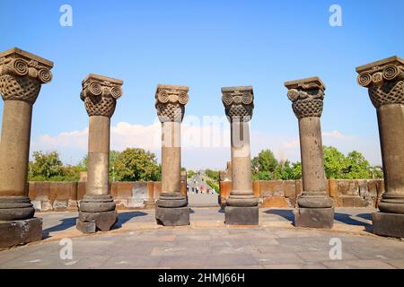 Ruinen der Kathedrale von Zvartnots oder der Kathedrale der Himmlischen Engel, die dem heiligen Gregor gewidmet ist Blick von innen, Vagharshapat City, Armenien Stockfoto