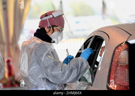 Italien, Region Lombardei, Brescia, 27. oktober 2020: Medizinische Fachkräfte, Coronavirus-Testdurchfahrt, direkt im Auto. Getestet in neuem Center-Screen Stockfoto