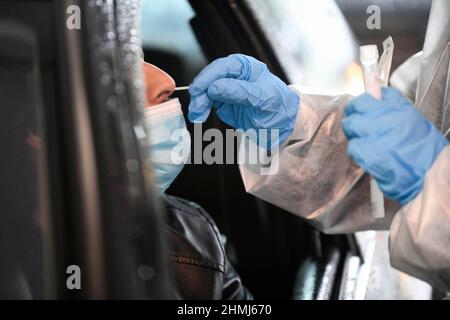 Italien, Region Lombardei, Brescia, 27. oktober 2020: Medizinische Fachkräfte, Coronavirus-Testdurchfahrt, direkt im Auto. Getestet in neuem Center-Screen Stockfoto