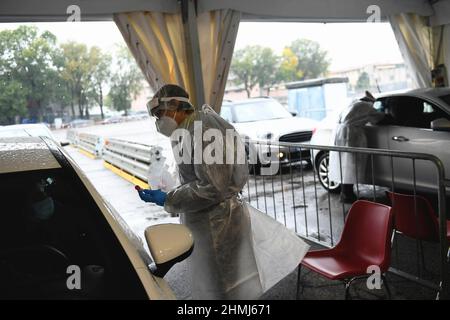 Italien, Region Lombardei, Brescia, 27. oktober 2020: Medizinische Fachkräfte, Coronavirus-Testdurchfahrt, direkt im Auto. Getestet in neuem Center-Screen Stockfoto