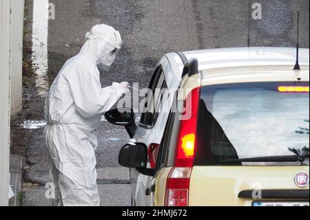 Italien, Region Toskana, Arezzo, 26. Oktober 2020: Medizinische Fachkräfte führen direkt im Auto einen Coronavirus-Test durch. Getestet in der Mitte Screening Stockfoto