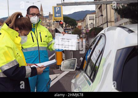 Italien, Region Toskana, Arezzo, 26. Oktober 2020: Medizinische Fachkräfte führen direkt im Auto einen Coronavirus-Test durch. Getestet in der Mitte Screening Stockfoto