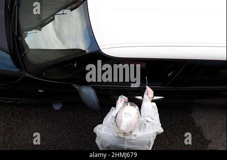 Italien, Region Toskana, Arezzo, 26. Oktober 2020: Medizinische Fachkräfte führen direkt im Auto einen Coronavirus-Test durch. Getestet in der Mitte Screening Stockfoto