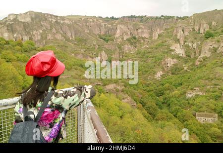 Weibliche Reisende, die die historische Höhlensiedlung von Alt-Khndzoresk besucht, ein Dorf in der Provinz Syunik in Armenien Stockfoto