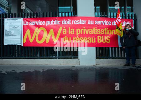 Saint Ouen Sur Seine, Frankreich. 10th. Februar 2022. Maßnahmen des cgt (Allgemeiner Gewerkschaftsbund) Transport gegen die Öffnung für den Wettbewerb. Abbildung eines Transparents mit der Aufschrift „Nein zur Privatisierung des Busnetzes“, Frankreich, am 10th. Februar 2022. Foto von Christophe Michel/ABACAPRESS.COM Quelle: Abaca Press/Alamy Live News Stockfoto