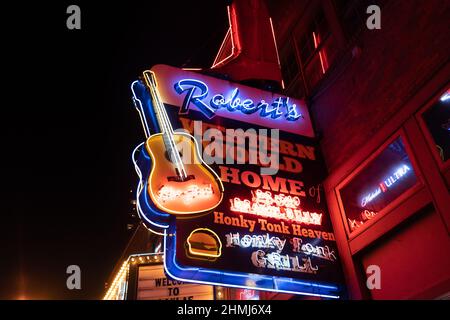 Nashville, Tennessee - 11. Januar 2022: Neonschild für Roberts Western World auf der Broadway Street Stockfoto