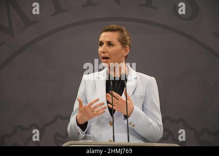 Kopenhagen/Dänemark./10. Februar 2022/Denamrk-Premierministerin Mette Frederiksen hält eine gemeinsame Pressekonferenz mit ihrem Verteidigungsminister zu ihrem lfet Morten Bodskov und zu ihrer Rechten Jeppe Kofod Miister für ausländische Affairns in Bezug auf ´Dänemark und die Vereinigten Staaten von Amerika (USA ) Die Pressekonferenz zu Sicherheits- und Verteidigungskooperationen findet in der Spiegelhalle im Prime Minmister Oiffce Building im danishc apital Copenhagen Denamrk statt. (Foto..Francis Joseph Dean/Dean Bilder) Stockfoto