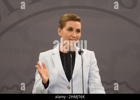 Kopenhagen/Dänemark./10. Februar 2022/Denamrk-Premierministerin Mette Frederiksen hält eine gemeinsame Pressekonferenz mit ihrem Verteidigungsminister zu ihrem lfet Morten Bodskov und zu ihrer Rechten Jeppe Kofod Miister für ausländische Affairns in Bezug auf ´Dänemark und die Vereinigten Staaten von Amerika (USA ) Die Pressekonferenz zu Sicherheits- und Verteidigungskooperationen findet in der Spiegelhalle im Prime Minmister Oiffce Building im danishc apital Copenhagen Denamrk statt. (Foto..Francis Joseph Dean/Dean Bilder) Stockfoto