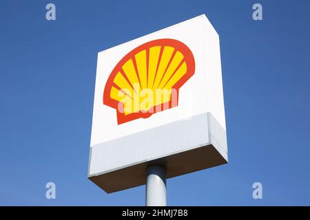 MADRID, SPANIEN - 6. FEBRUAR 2022: Plakatwand für Shell-Gas- und Tankstellen isoliert am blauen, klaren Himmel. Stockfoto