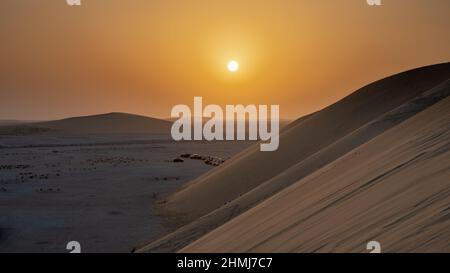 Ein wunderschöner Abenduntergang bei singender Sanddüne in katar Stockfoto