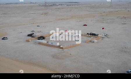 Singende Sanddünen, Katar - 14. Dezember 2021 :Familie Winter Wüste Camping in katar in der Nähe der Dünen Stockfoto