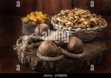 Walnüsse und andere Früchte auf dunklem Holzhintergrund Stockfoto