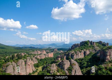 Die Belogradchik Felsen sind eine Gruppe von seltsam geformten Sandstein- und Konglomeratgesteinsformationen im Nordwesten Bulgariens. Stockfoto