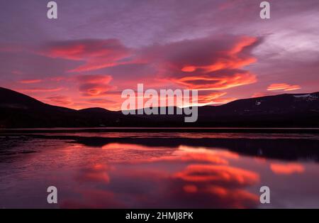 Sonnenaufgang über Loch Morlich und den Cairngorm Mountains, Cairngorms National Park in der Nähe von Aviemore, Badenoch und Strathspey, Schottland, Großbritannien Stockfoto