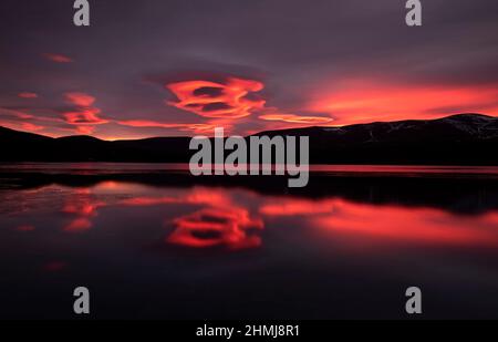 Sonnenaufgang über Loch Morlich und den Cairngorm Mountains, Cairngorms National Park in der Nähe von Aviemore, Badenoch und Strathspey, Schottland, Großbritannien Stockfoto