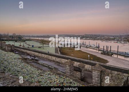 Blick auf Boote, die an einem frostigen Wintermorgen auf dem River Medway in Rochester Kent festgemacht sind Stockfoto