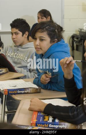 Hidalgo, Texas USA, 26. Februar 2007: Hidalgo High School World Geography Classroom mit Schülern, die an einer Diskussionsgruppe teilnehmen. ©Bob Daemmrich Stockfoto