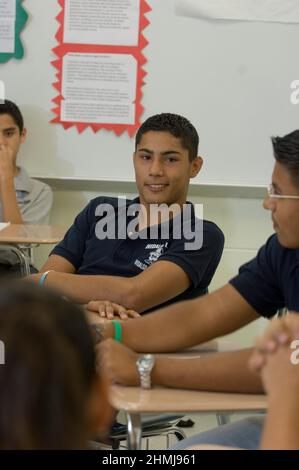 Hidalgo, Texas USA, 26. Februar 2007: Hidalgo High School World Geography Classroom mit Schülern, die an einer Diskussionsgruppe teilnehmen. ©Bob Daemmrich Stockfoto