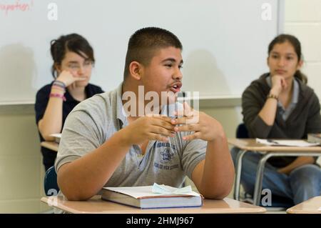 Hidalgo, Texas USA, 26. Februar 2007: Hidalgo High School World Geography Classroom mit Schülern, die an einer Diskussionsgruppe teilnehmen. ©Bob Daemmrich Stockfoto