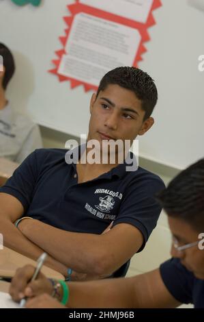 Hidalgo, Texas USA, 26. Februar 2007: Hidalgo High School World Geography Classroom mit Schülern, die an einer Diskussionsgruppe teilnehmen. ©Bob Daemmrich Stockfoto