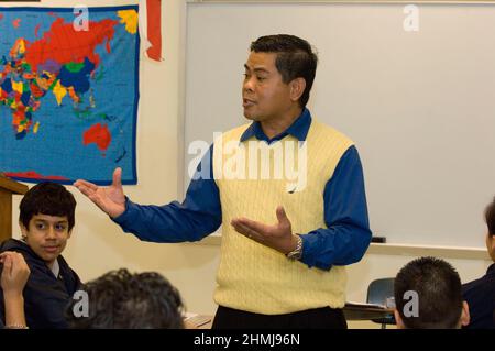 Hidalgo Texas USA, 26. Februar 2007: Hidalgo Early College High School Filipinischer Soziallehrer mit 10th hispanischen Schülern. ©Bob Daemmrich Stockfoto