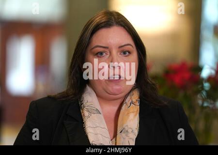 Sinn Fein's Deirdre Hargey spricht vor den Medien im City Hall in Belfast. Bilddatum: Donnerstag, 10. Februar 2022. Stockfoto