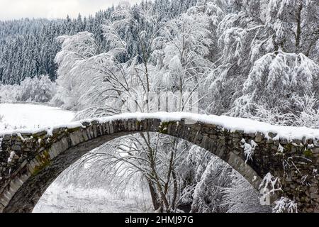 Alte römische Brücke in Rhodope Berg, Bulgarien Stockfoto