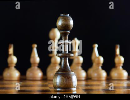 Nahaufnahme von hölzernen Schachfiguren Stockfoto