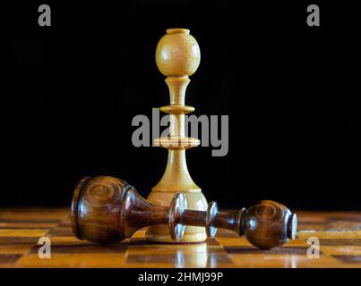 Weiße und schwarze Königssschachfiguren Stockfoto