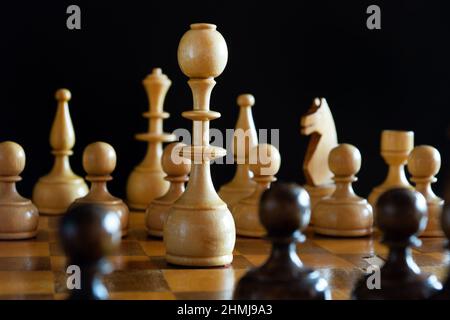 Figuren auf dem Schachbrett Stockfoto