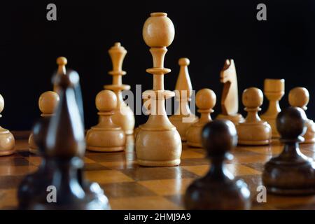 Figuren auf dem Schachbrett Stockfoto