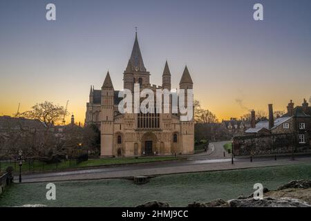 Blick in Richtung Westen der Rochester Cathedral bei Sonnenaufgang an einem frostigen Wintermorgen Stockfoto