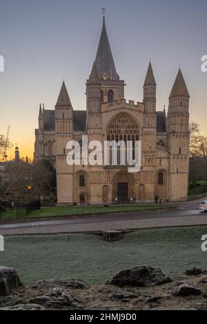 Blick in Richtung Westen der Rochester Cathedral bei Sonnenaufgang an einem frostigen Wintermorgen Stockfoto