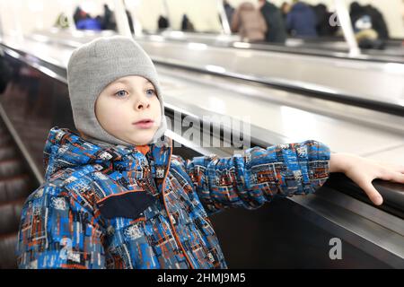 Porträt des Kindes auf der Rolltreppe in der St. Petersburger Metro Stockfoto