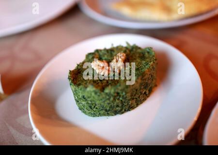 Weißer Teller mit Pkhali im georgischen Restaurant Stockfoto