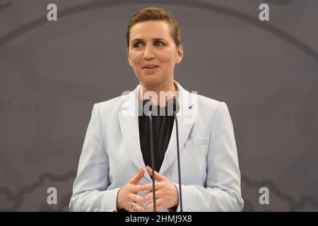 Kopenhagen/Dänemark./10. Februar 2022/Denamrk-Premierministerin Mette Frederiksen hält eine gemeinsame Pressekonferenz mit ihrem Verteidigungsminister zu ihrem lfet Morten Bodskov und zu ihrer Rechten Jeppe Kofod Miister für ausländische Affairns in Bezug auf ´Dänemark und die Vereinigten Staaten von Amerika (USA ) Die Pressekonferenz zu Sicherheits- und Verteidigungskooperationen findet in der Spiegelhalle im Prime Minmister Oiffce Building im danishc apital Copenhagen Denamrk statt. (Foto..Francis Joseph Dean/Dean Bilder) Stockfoto