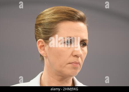 Kopenhagen/Dänemark./10. Februar 2022/Denamrk-Premierministerin Mette Frederiksen hält eine gemeinsame Pressekonferenz mit ihrem Verteidigungsminister zu ihrem lfet Morten Bodskov und zu ihrer Rechten Jeppe Kofod Miister für ausländische Affairns in Bezug auf ´Dänemark und die Vereinigten Staaten von Amerika (USA ) Die Pressekonferenz zu Sicherheits- und Verteidigungskooperationen findet in der Spiegelhalle im Prime Minmister Oiffce Building im danishc apital Copenhagen Denamrk statt. (Foto..Francis Joseph Dean/Dean Bilder) Stockfoto